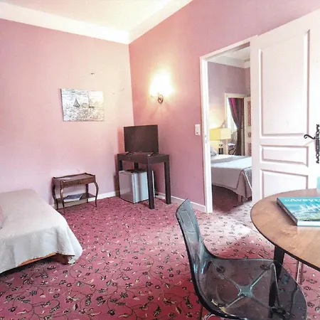 Ermitage De Oda ve Kahvaltı Peyreleau